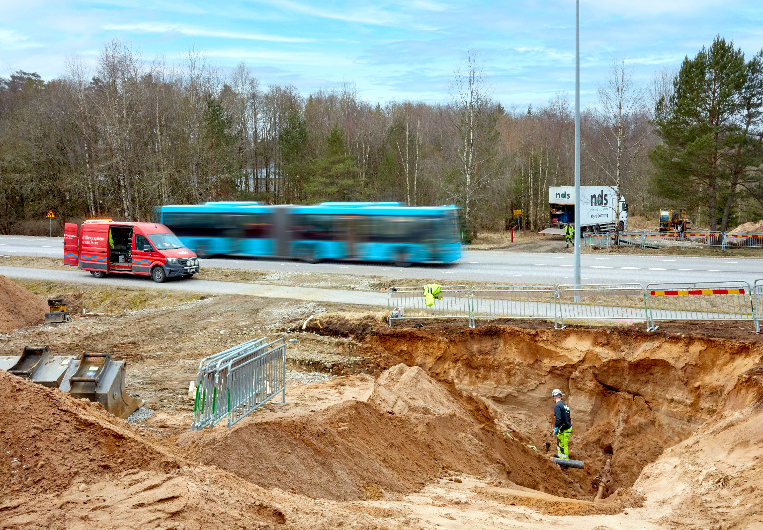 Styrd borrning är en metod som används för att installera exempelvis rörledningar eller kablar under marken utan att behöva gräva upp ett helt öppet schakt.